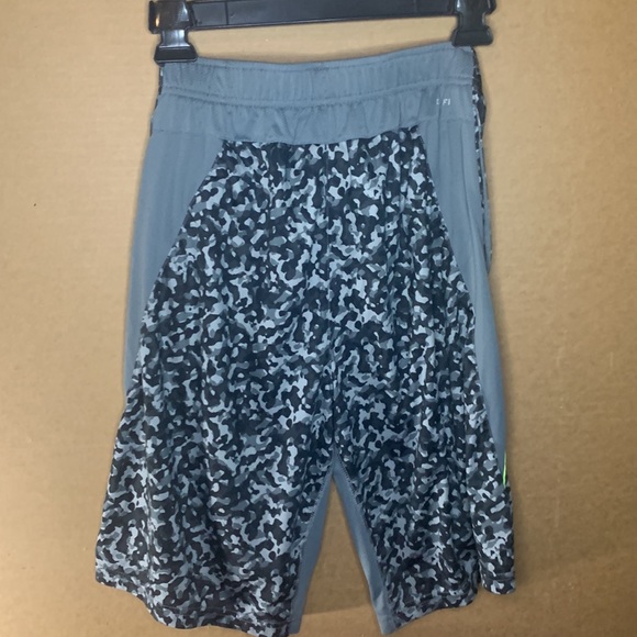 Large Nike Boys Athletic Shorts - Picture 3 of 5